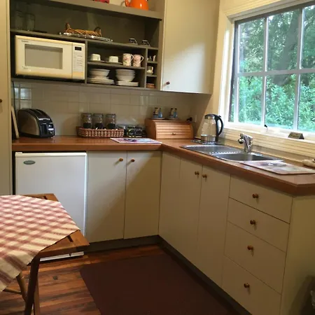 Stone'S Throw Cottage Bed And Breakfast Belgrave Exterior photo