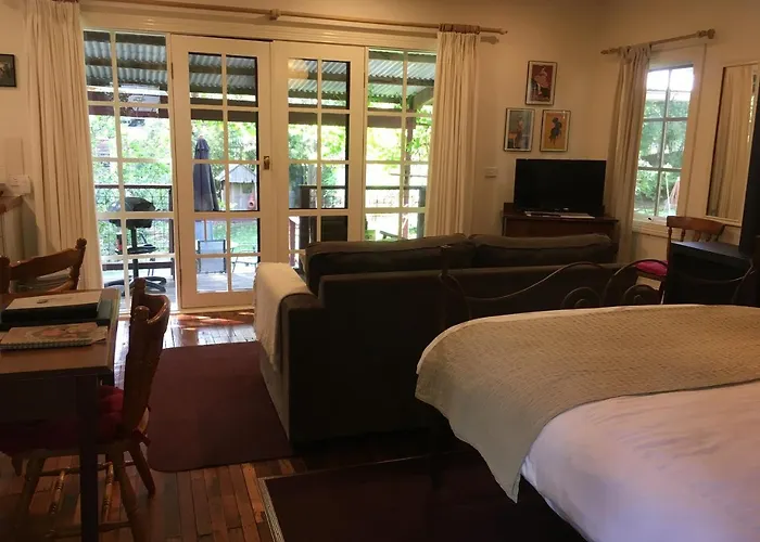 Stone\'S Throw Cottage Bed And Breakfast