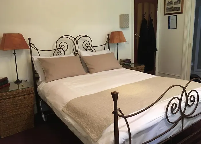 Stone\'S Throw Cottage Bed And Breakfast